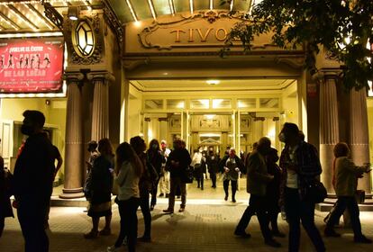 Salida del teatro Tívoli en Barcelona poco antes de entrar en vogor el toque de queda