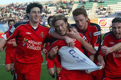 Losada, con su camiseta de apoyo a Hornos, celebra su gol en El Ejido.