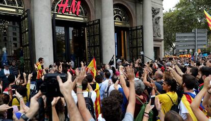 Manifestantes piden que se cierre un comercio durante la última huelga general.