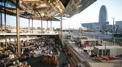 Mercado dels Encants, en Barcelona. Al fondo, la torre Agbar.