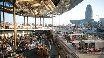 Mercado dels Encants, em Barcelona. Ao fundo, a torre Agbar.