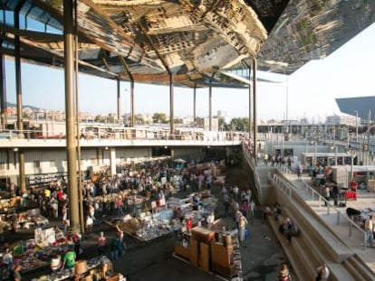 Mercado dels Encants, em Barcelona. Ao fundo, a torre Agbar.