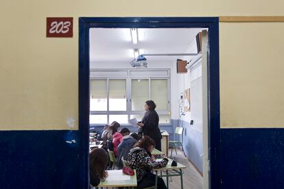 Tothom acaba posseint els dos títols de l’educació secundària sense haver d’estudiar res ni llegir un sol llibre a partir dels 14 o 15 anys.