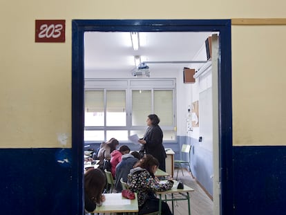 Tothom acaba posseint els dos títols de l’educació secundària sense haver d’estudiar res ni llegir un sol llibre a partir dels 14 o 15 anys.