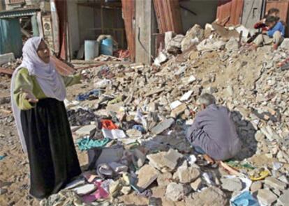 Una mujer se lamenta ante las ruinas de su casa, hoy en el campo de Rafah.