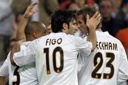Los jugadores del Real Madrid felicitan a Roberto Carlos por su gol.