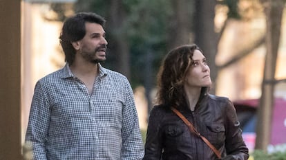 Isabel Díaz Ayuso pasea por Madrid con su pareja, Alberto González Amador, el 6 de febrero de 2022