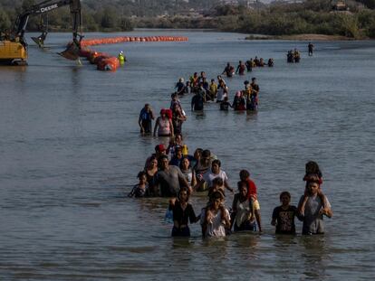 Migrantes cruzan el río Grande para ingresar a Eagle Pass, en Texas, el 27 de julio de 2023.