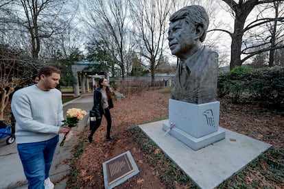 Una pareja deja unas flores ante el busto de Carter, en el Centro Presidencial Carter de Atlanta (Georgia).