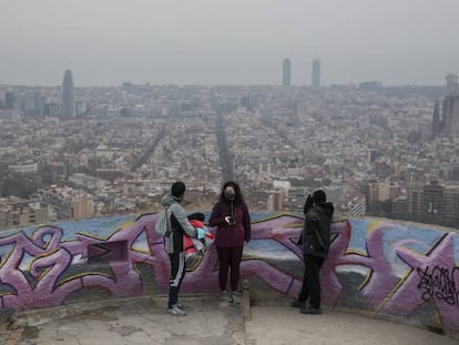 Vistes sobre Barcelona i el mar des del Turó de la Rovira.