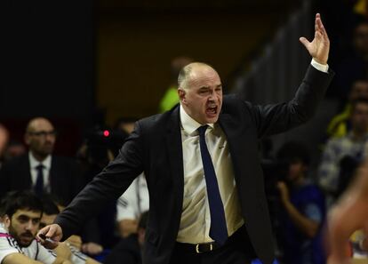 El entrenador madridista, Pablo Laso, gesticula durante el partido.