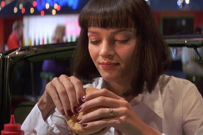 Aunque su receta es aparentemente sencilla, cada vez va a ser más complicado conseguir la hamburguesa de éxito en un prado donde pastan tantas vacas. En la imagen, Uma Thurman en 'Pulp Fiction'.