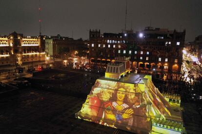 Maqueta de una pirámide de la antigua Tenochtitlán para la conmemoración del 500 aniversario de la resistencia de México-Tenochtitlán, en la plaza Zócalo, el 13 de agosto de 2021. México conmemoró este 2021 la fundación de Tenochtitlán, que una vez fue el centro económico y político del Imperio mexica y donde se creó lo que hoy se conoce como Ciudad de México. 