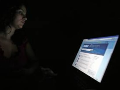 Twitter planea vender 70 millones de participaciones, además de otros 10,5 millones en opciones, por lo que su capitalización bursátil podría rebasar los 14.000 millones de dólares, esto es casi 3.000 millones más que a finales de octubre. EFE/Archivo