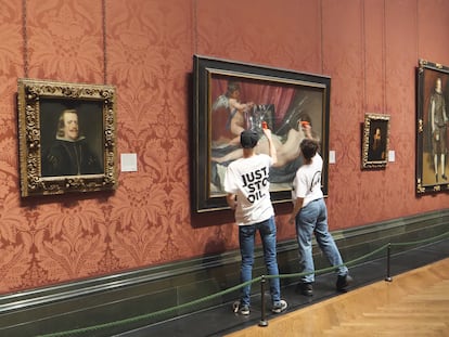 Dos ecologistas del grupo Just Stop Oil rompen el cristal que cubre la pintura 'La Venus del espejo', de Velázquez, en la National Gallery de Londres, este lunes.