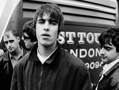 En primer plano, Liam Gallagher junto al resto de integrantes de Oasis, en 1994.