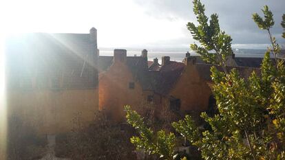 El pueblo de Culross, desde el huerto en el que Claire recolectaba hierbas en 'Outlander'.