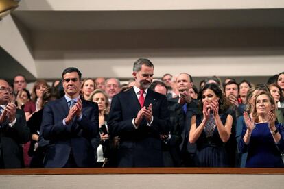 Los reyes Felipe y Letizia junto al presidente del Gobierno, Pedro Sánchez, y los presidentes del Congreso, Ana Pastor y del Senado, Pío García Escudero, durante el concierto de la orquesta de RTVE. 