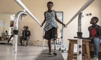 Katungu Sasita descansa en la habitación de mujeres del centro de rehabilitación Shirika La Umoja (“La Comunidad lleva a la Unidad”, en suajili) en Goma, noreste de la República Democrática del Congo (RDC), donde está pasando unas semanas mientras le diseñan una pierna ortopédica a medida. <b> Pincha en la imagen para ver toda la fotogalería. </b>