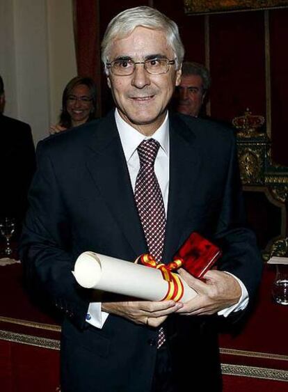 José María Barreda, con el diploma y la medalla de honor.