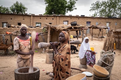 Mujeres y adolescentes muelen el mijo en un poblado junto a la carretera que une la capital de la región de Maradi con la población de Aguié. El mijo es la base de la dieta en Níger y su preparación corresponde siempre a las mujeres.