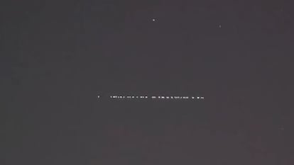 Hilera de satélites de Starlink en el cielo de Daya Vieja (Alicante), en un fotograma de un vídeo grabado este jueves por el geólogo Nahúm Méndez.