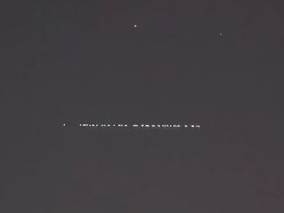 Hilera de satélites de Starlink en el cielo de Daya Vieja (Alicante), en un fotograma de un vídeo grabado este jueves por el geólogo Nahúm Méndez.