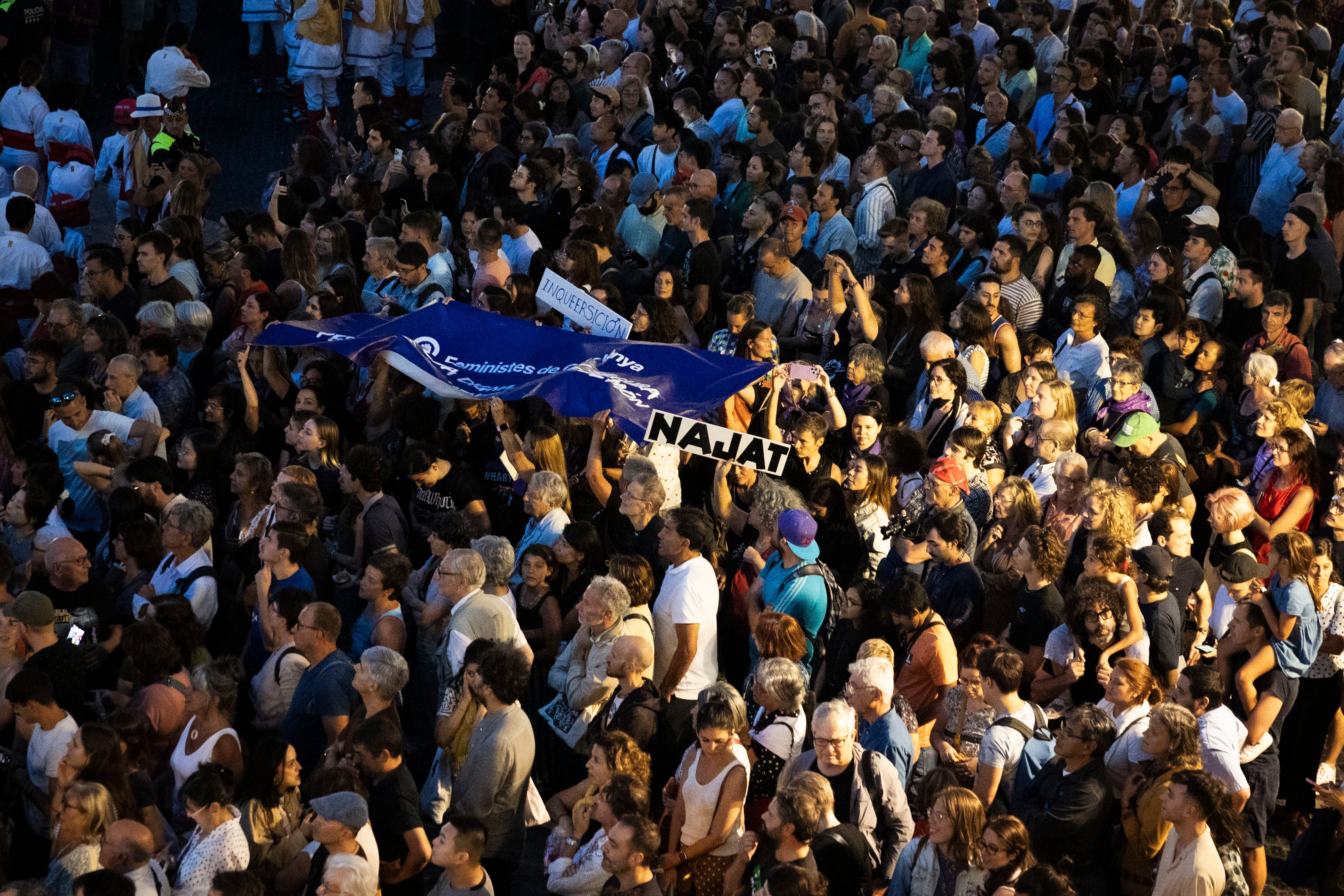 Publico en la plaza Sant Jaume durante el pregón.