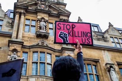 Manifestantes frente a la estatua de Cecil Rhodes, en la universidad de Oxford, en junio de 2020.