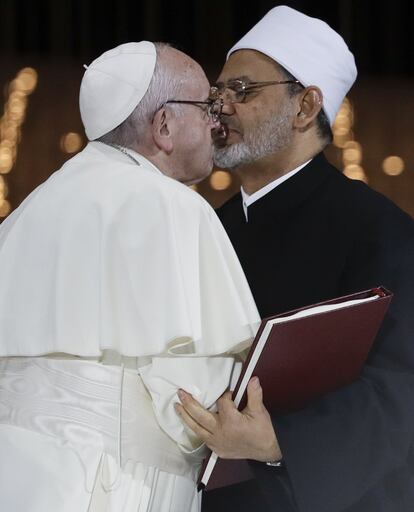 El Papa Francis abraza a Sheikh Ahmed el-Tayeb, el gran imán de Al-Azhar de Egipto, después de una reunión interreligiosa en el Memorial del Fundador en Abu Dabi, Emiratos Árabes Unidos, el lunes 4 de febrero de 2019.  El primer pontífice en visitar la península arábiga, cuna del islam, participa este lunes en una reunión interreligiosa internacional en los Emiratos Árabes Unidos para mostrar su fraternidad con los musulmanes.