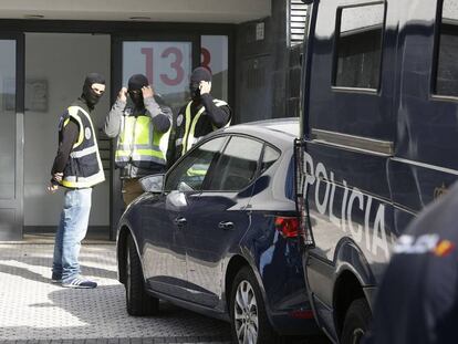 Agentes de la Policía Nacional en una operación antiyihadista de 2016.