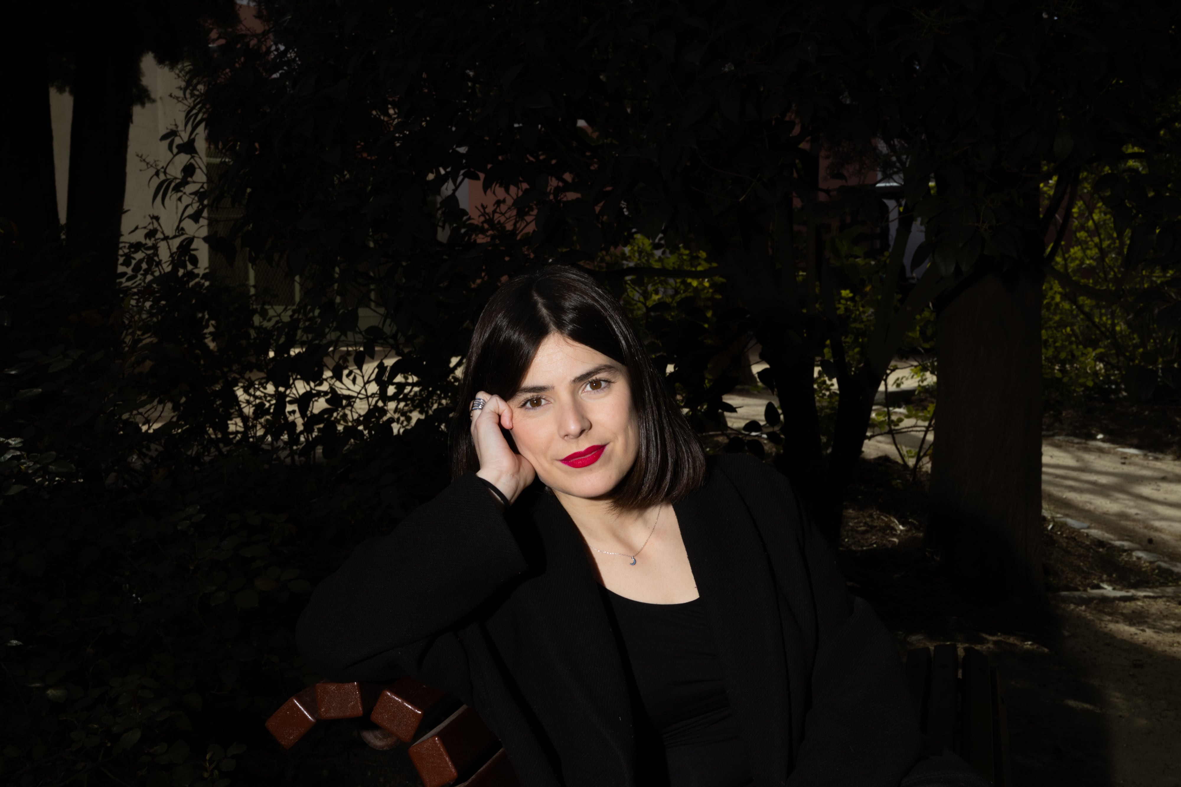 “Nada de lo que contenemos nos pertenece, somos una especie de desecho periódico”, piensa Nyman, retratada aquí en el Parque de la Quinta de los Molinos, Madrid, el 26 de marzo de 2026. 