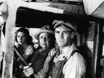 Imagen de la película 'Las uvas de la ira' con Mamá Joad en el centro junto a sus hijos.