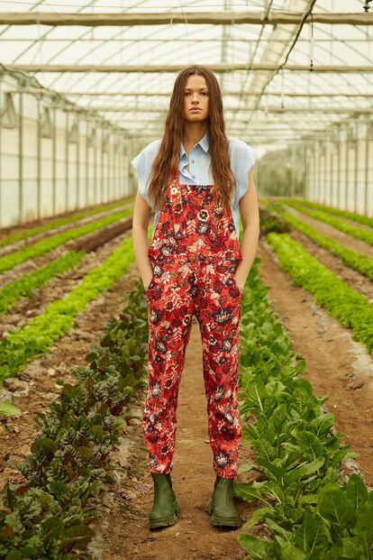 Además de por sus diseños de invitada, la firma española Sophie and Lucie es conocida por sus prendas estampadas y diferentes. La prueba es este peto de flores capaz de protagonizar cualquier look.