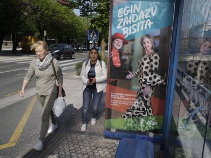 Un marquesina de autobús en Rentería, este sábado, con publicidad de una campaña municipal que destaca la diversidad de identidades y culturas del pueblo.