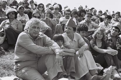 1977. Ariel Sharon (i), sentado junto a su esposa Lily y sus hijos Gilad y Omri durante el acto de presentaci&oacute;n de su nuevo partido pol&iacute;tico, Shlomzion.