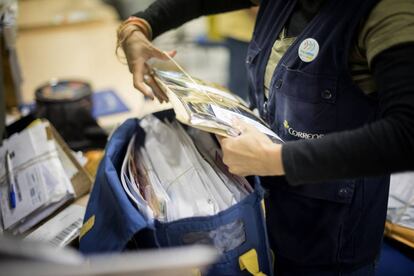 Un trabajador en una oficina de Correos. 