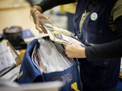 Un trabajador en una oficina de Correos. 