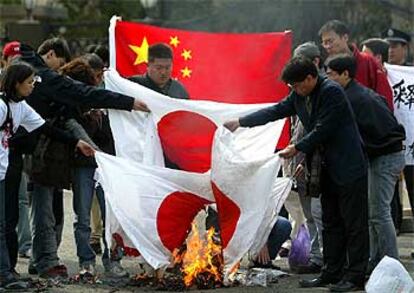 Quema de banderas japonesas ante la Embajada de Japón en Pekín por el arresto de siete chinos en el archipiélago.
