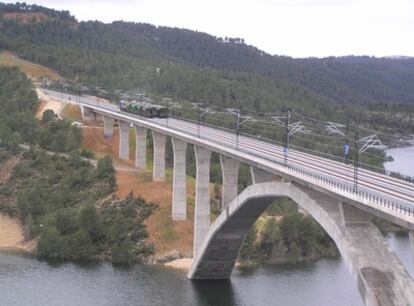 Fomento ha realizado pruebas de carga en el viaducto de Contreras con dos trenes.