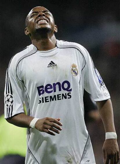 Robinho se lamenta en el Bernabéu durante el partido disputado entre el Real Madrid y el Lyon