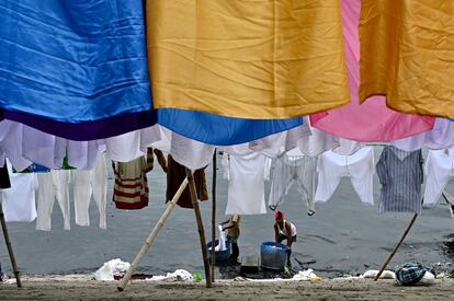 Ropa tendida a lo largo de las orillas del río Buriganga en Daca (Bangladés).