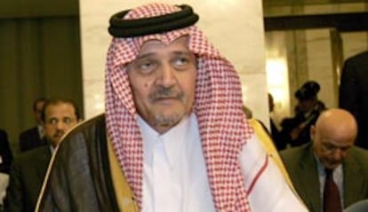 El ministro saudí de exteriores, Saud al Faisal, antes del comienzo de una reunión sobre la crisis en el Líbano, La reunión, de un día, presidida por Italia y Estados Unidas, ha abordado los términos de un alto al fuego, el envío de fuerzas internacionales de pacificación al sur del Líbano y la apertura de corredores de seguridad para el transporte de ayuda.