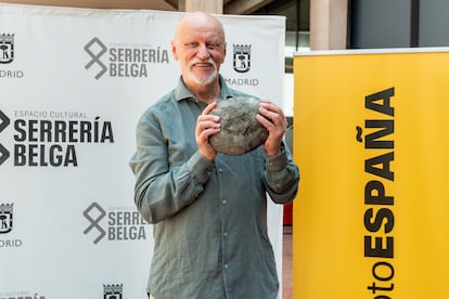 El fotógrafo Boris Savelev sostiene el Premio PHotoEspaña de la 27ª edición del festival.