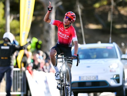 Nairo Quintana celebra la victoria durante el 6.º Tour de La Provence, Etapa 3, en Montagne, Francia, el 13 de febrero de 2022