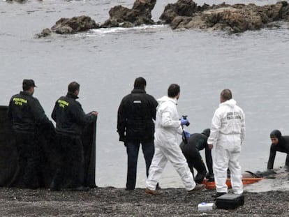 La Guardia Civil recupera un cad&aacute;ver en la playa del Tarajal (Ceuta), en febrero de 2014. 