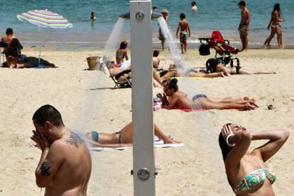 Bañistas ayer en la playa donostiarra de Ondarreta.