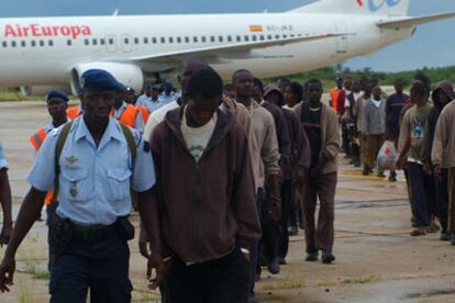 Legada al aeropuerto de San Luis de los inmigrantes senegalese que viajaban en uno de los aviones fletados por el Gobierno.