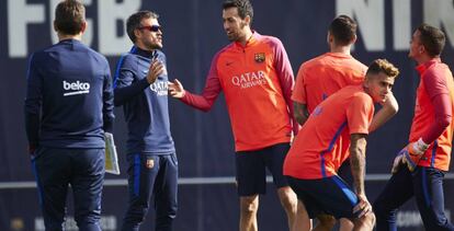 Luis Enrique conversa amb Sergio Busquets, en un entrenament.