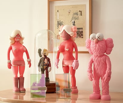 Obras de dos de los artistas de su galería, Ovidi Benet (piezas de cristal) y Aggtelek (enla pared), junto a unos ‘art toys’ de Kaws de su colección personal.